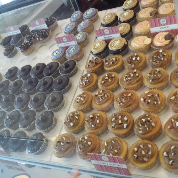 Foto diambil di GIGI Coffee &amp; Cupcakes oleh Charlyn A. pada 4/4/2013