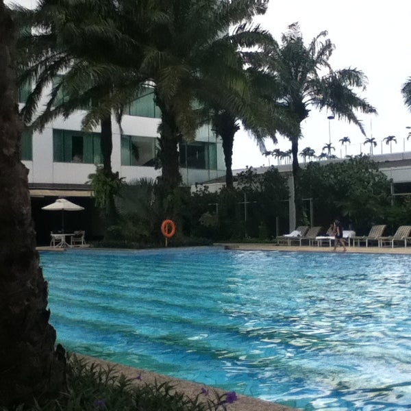 Das Foto wurde bei Poolside - Hotel Mulia Senayan, Jakarta von Hanny M. am 3/17/2013 aufgenommen
