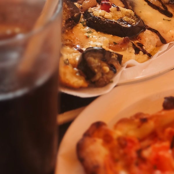 3/21/2019 tarihinde Thaniziyaretçi tarafından Pizza Rustica'de çekilen fotoğraf