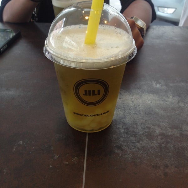 Foto tirada no(a) Jili Bubble Tea, Coffee &amp; More por Maxine M. em 8/20/2013