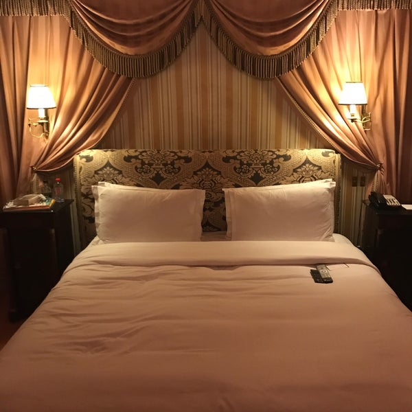 Foto diambil di L&#39;Hotel oleh Caroline J. pada 11/20/2018
