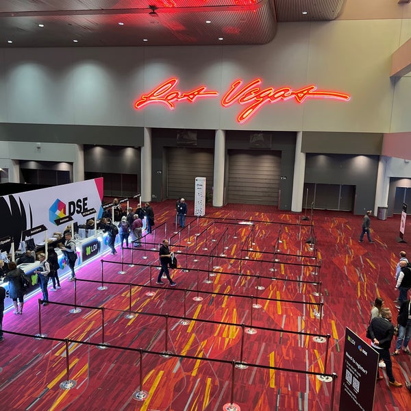 รูปภาพถ่ายที่ Las Vegas Convention Center โดย Masoud A. เมื่อ 11/16/2022