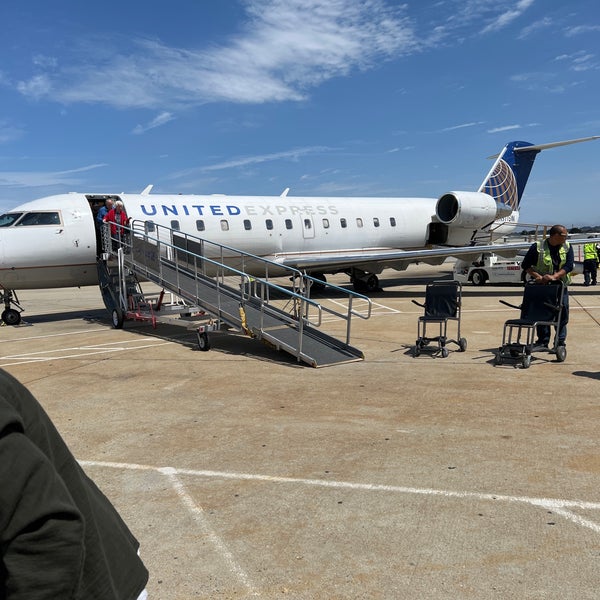 รูปภาพถ่ายที่ Monterey Regional Airport (MRY) โดย Masoud A. เมื่อ 8/2/2022