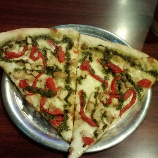 Foto diambil di Top Tomato Bar &amp; Pizza oleh Chris F. pada 11/3/2012