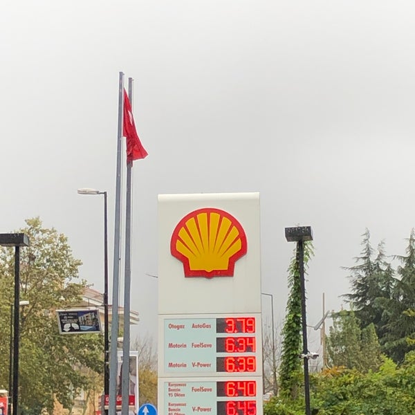 Photo taken at Shell by Nuri Ö. on 11/22/2018