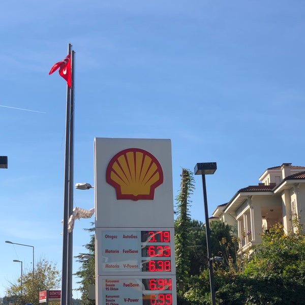 Photo taken at Shell by Nuri Ö. on 10/27/2018