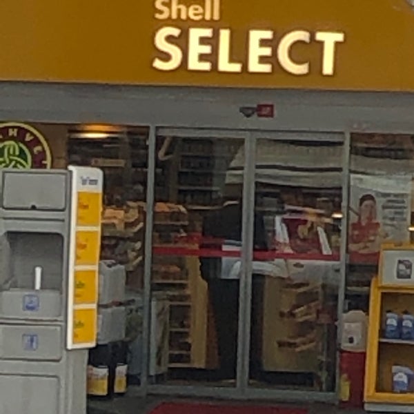 Photo taken at Shell by Nuri Ö. on 4/4/2019