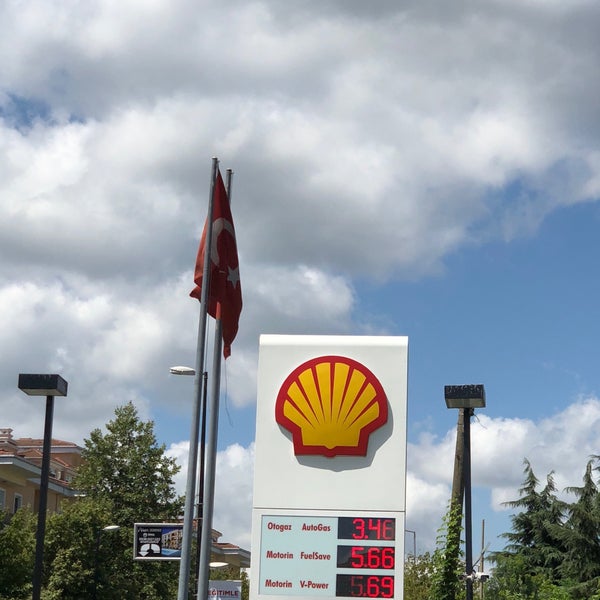 Photo taken at Shell by Nuri Ö. on 8/9/2018