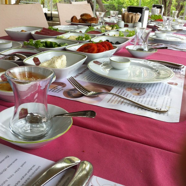 Das Foto wurde bei Pinhan Cafe &amp; Restaurant von Ebru D. am 4/14/2013 aufgenommen