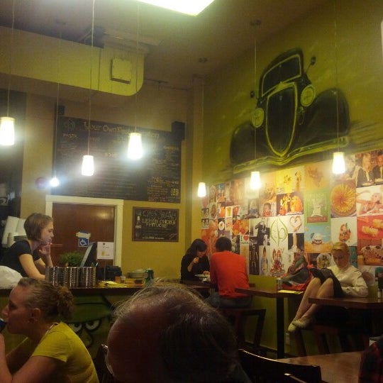 9/16/2012 tarihinde Stanley L.ziyaretçi tarafından Basil Pasta Bar'de çekilen fotoğraf