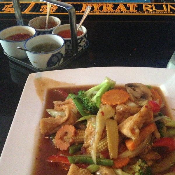 Foto diambil di Ban Thai Restaurant oleh Linda S. pada 10/6/2013
