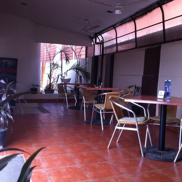 รูปภาพถ่ายที่ Lokah Restaurant and Café โดย Vineeth J. เมื่อ 2/23/2014