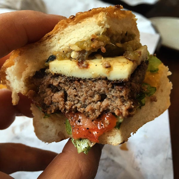 Hamburger ekmeği, köftesi, sosları nefis. Özellikle relish ve hünkar burger çok lezzetli.