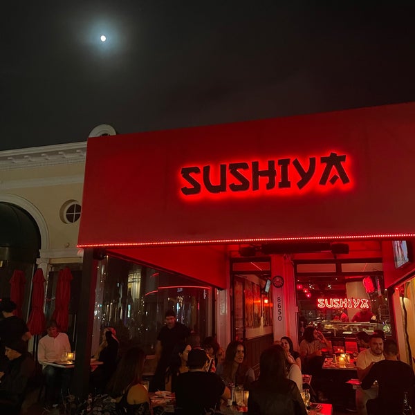 Foto tirada no(a) Sushiya on Sunset por ABDULAZIZ em 10/9/2022