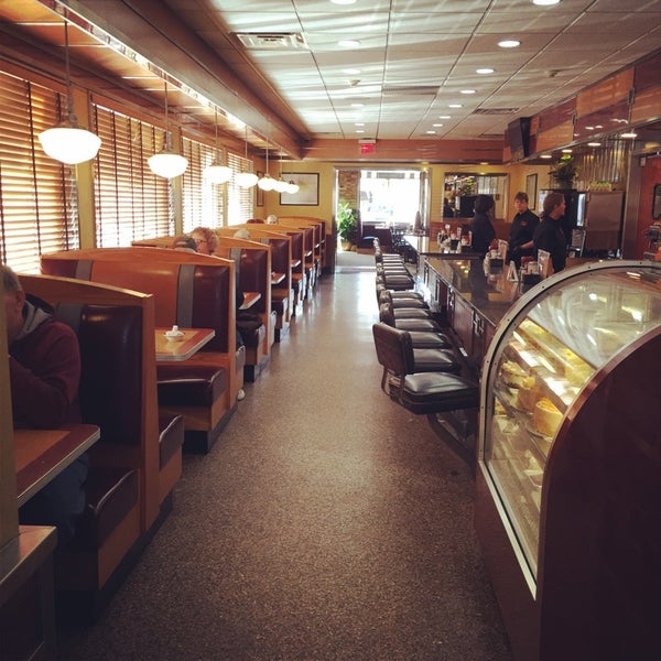 Foto diambil di Baker&#39;s Diner oleh Joel G. pada 11/18/2014