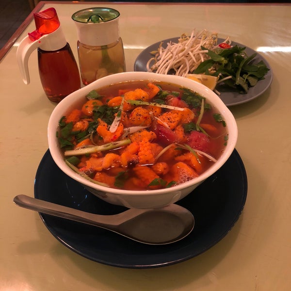 Вкусные супы , практически аутентичные тем что во Вьетнаме. Цены выше чем в остальных местах. Советую Фо Том.
