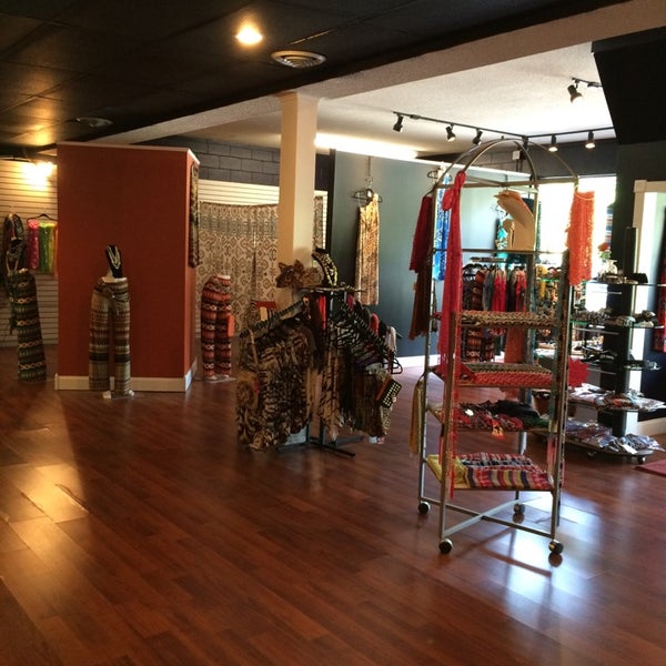 Chic boutique. Стол для бутика женской одежды. Шик бутик сургут. Chic boutique 2003. Шик бутик.