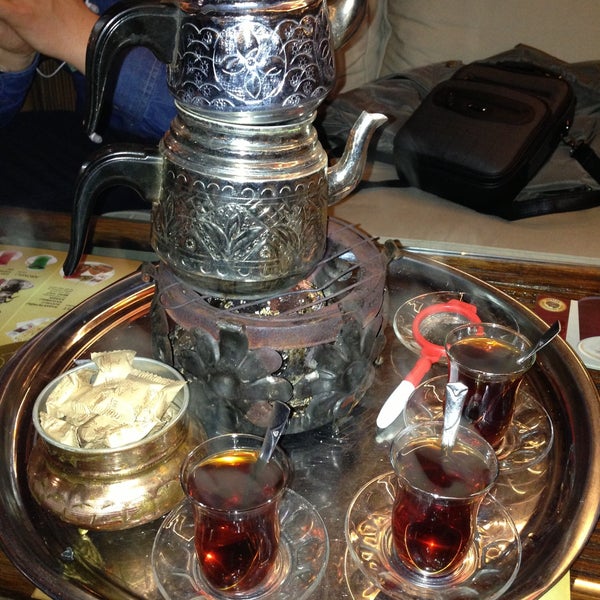 Dede çay bahçesinde çay ın ve kum da Türk kahvesinin ayrı bir tadı güzelliği var