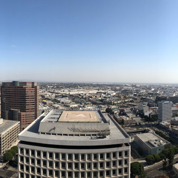 รูปภาพถ่ายที่ Los Angeles City Hall โดย Florent เมื่อ 10/10/2019