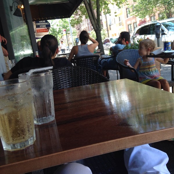 6/26/2014にNikki MaeがPlaza Lounge - Kitchen and Barで撮った写真