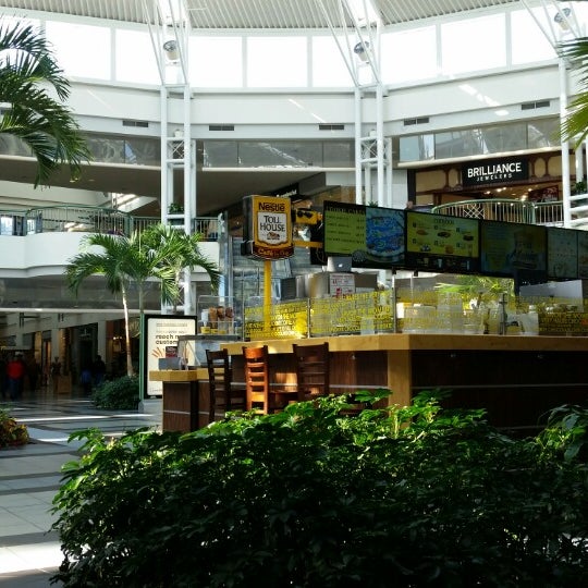 รูปภาพถ่ายที่ Vista Ridge Mall โดย Efren O. เมื่อ 2/1/2015