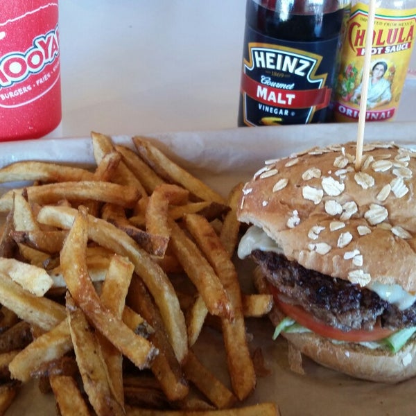 รูปภาพถ่ายที่ MOOYAH Burgers, Fries &amp; Shakes โดย Efren O. เมื่อ 12/15/2014