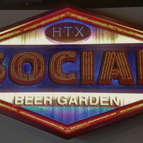 Foto tirada no(a) Social Beer Garden HTX por Billy J. em 9/13/2019