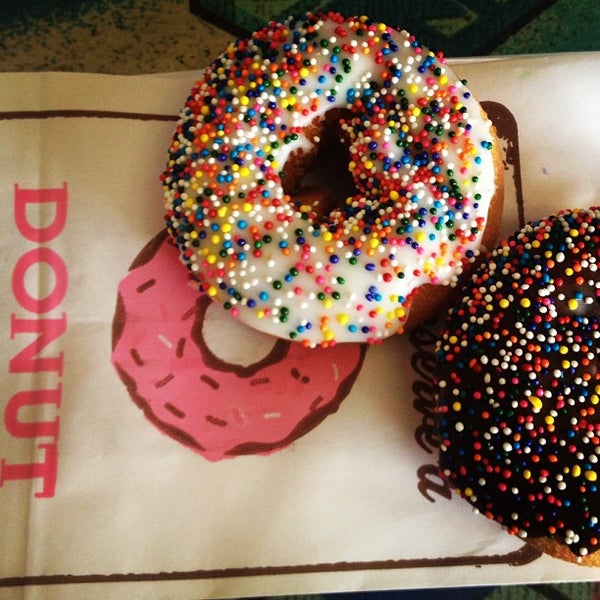 Foto tirada no(a) Ken&#39;s Donuts por Randy H. em 8/25/2013