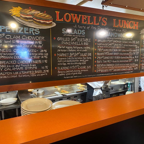 Foto diambil di Lowell&#39;s Restaurant oleh Pu M. pada 6/19/2023