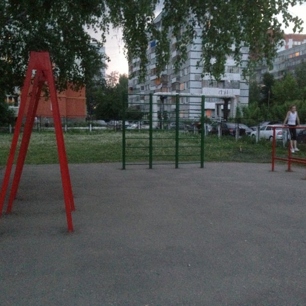Брусья на стадионе