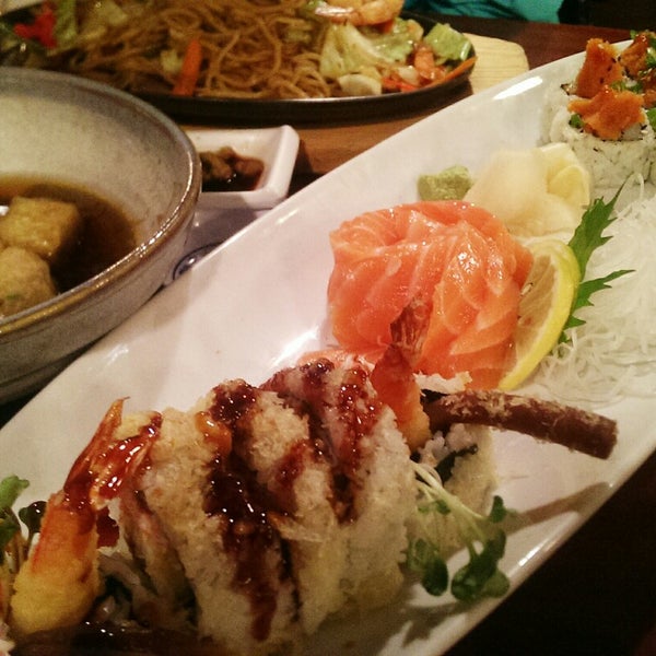 Foto tirada no(a) Hana Japanese Eatery por Neo Q. em 12/1/2014