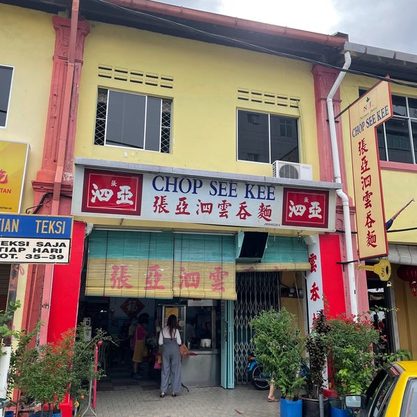 The wan tan soup & noodles are authentically good. Next few doors away (building painted in red) sells their own home made frozen wan tan & noodles with ready made sauce. Opening hours are 9am-5pm..