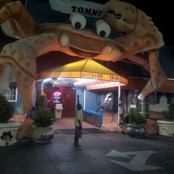 Foto tirada no(a) Giant Crab Seafood Restaurant por Trina W. em 6/12/2013