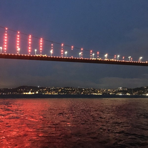 Foto scattata a Boğaziçi Köprüsü da Kıvanç il 4/30/2017