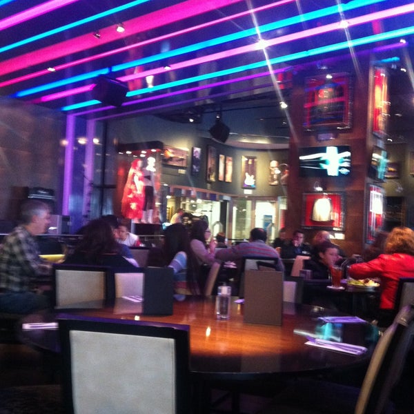 รูปภาพถ่ายที่ Hard Rock Cafe Santiago โดย Tarin U. เมื่อ 6/1/2013