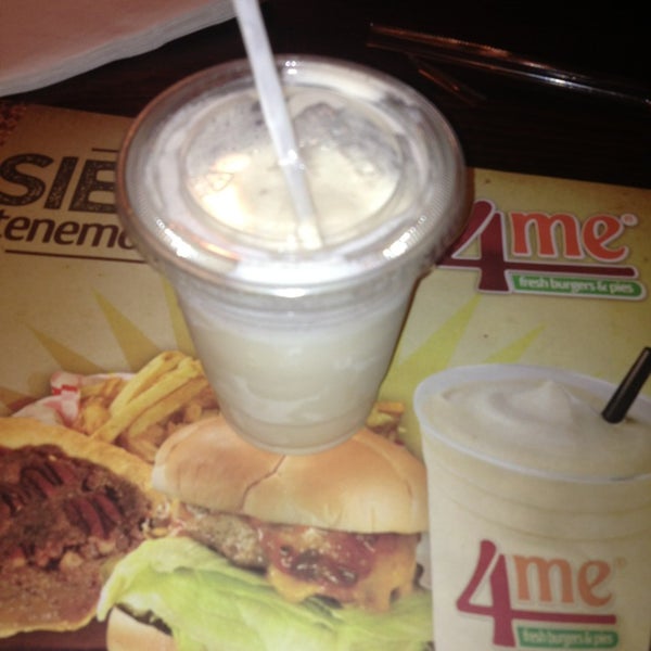 Photo taken at 4ME FRESH BURGERS &amp; PIES by Anabel R. on 9/2/2013