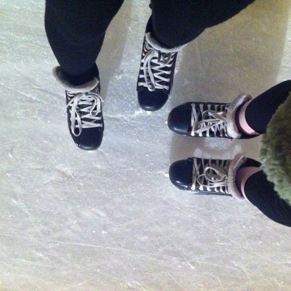 12/22/2013 tarihinde Naomi F.ziyaretçi tarafından McCarren Ice Rink'de çekilen fotoğraf