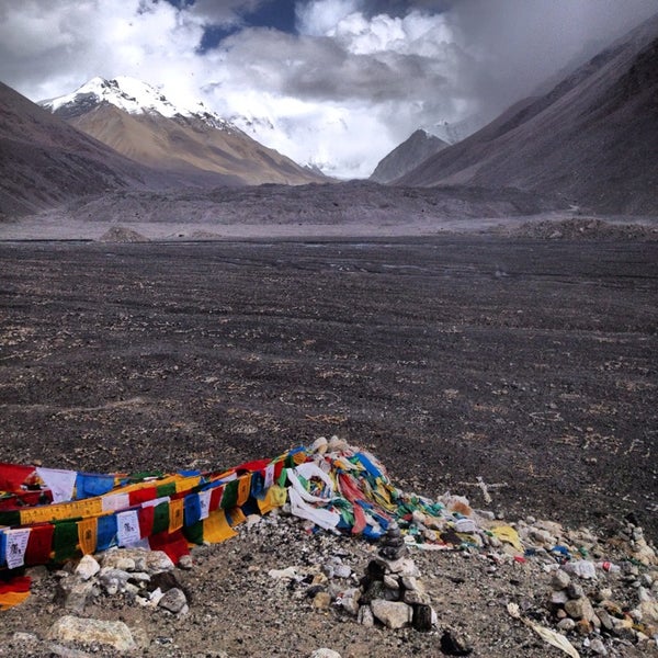 Foto tirada no(a) Mount Everest | Sagarmāthā | सगरमाथा | ཇོ་མོ་གླང་མ | 珠穆朗玛峰 por Marina L. em 8/30/2013