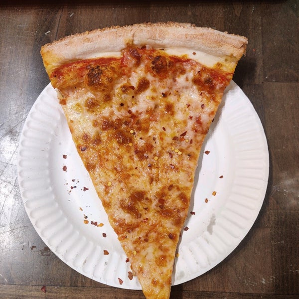 Foto tirada no(a) Bleecker Street Pizza por Michael O. em 5/12/2022
