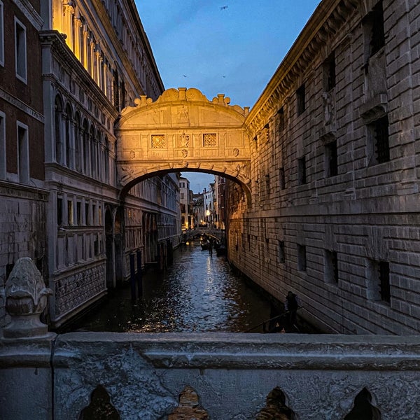 รูปภาพถ่ายที่ Ponte dei Sospiri โดย عَزيز . เมื่อ 3/18/2023