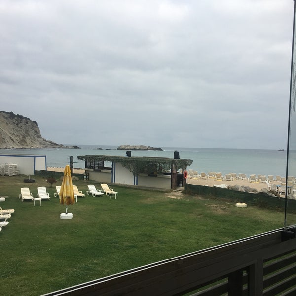 Das Foto wurde bei Mad Sea Beach Hotel von Emre A. am 9/17/2017 aufgenommen