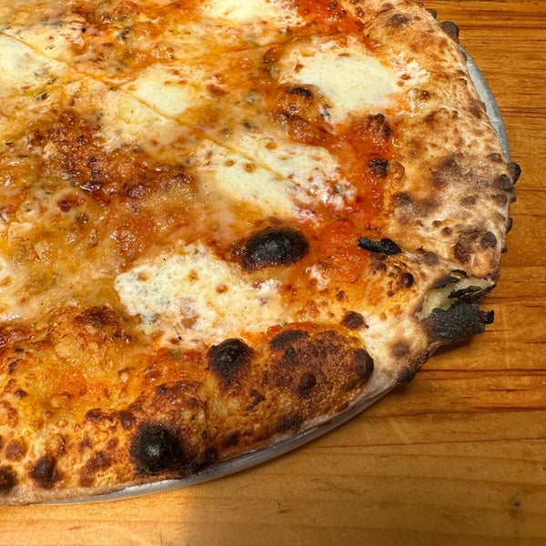 รูปภาพถ่ายที่ Roberta&#39;s Pizza โดย Tom M. เมื่อ 7/2/2023
