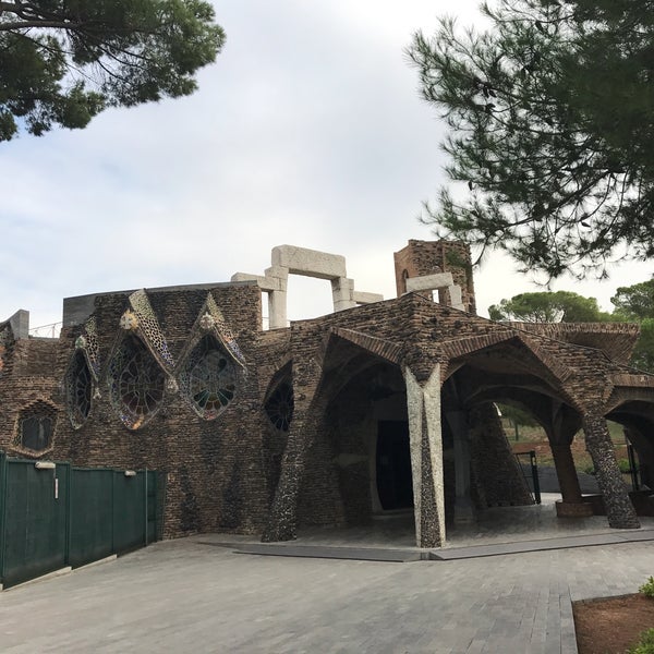 รูปภาพถ่ายที่ Cripta Gaudí โดย Shohei Y. เมื่อ 10/2/2017