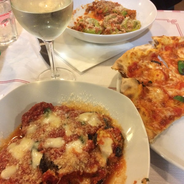 Несмотря на простой интерьер, очень качественная и вкусная, истинно итальянская еда!