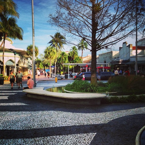 Lincoln Road Mall in Miami - Fashionable outdoor shopping and