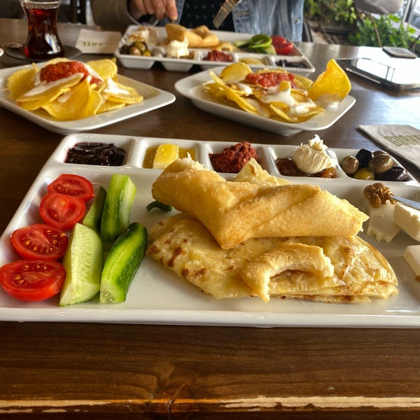รูปภาพถ่ายที่ GUBATE Restaurant โดย Nil Ö. เมื่อ 5/27/2022