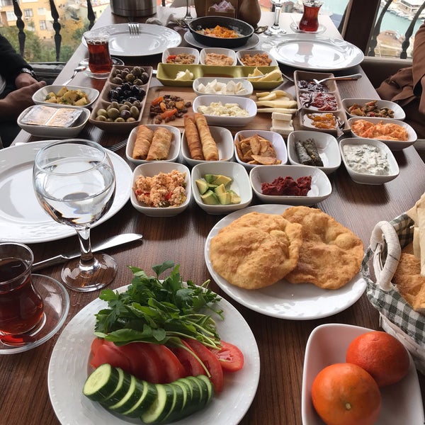 Das Foto wurde bei Tuğra Cafe Restaurant von Fatma Gül K. am 1/1/2019 aufgenommen