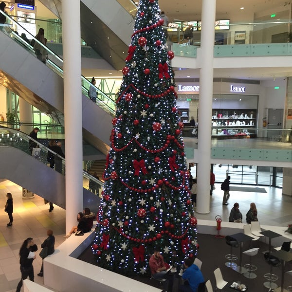 Foto scattata a Athens Metro Mall da Anna A. il 11/27/2015