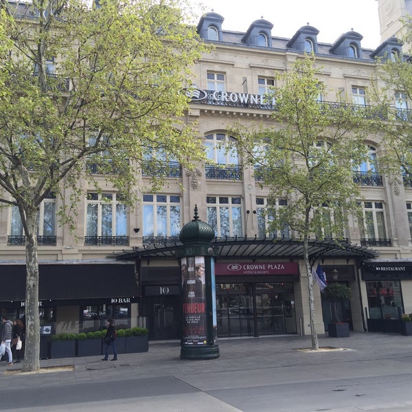 Photo taken at Hôtel Crowne Plaza by Peter J. on 4/29/2016