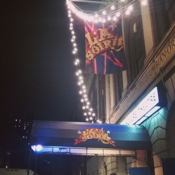 รูปภาพถ่ายที่ Union Square Theatre โดย Christopher S. เมื่อ 4/12/2014